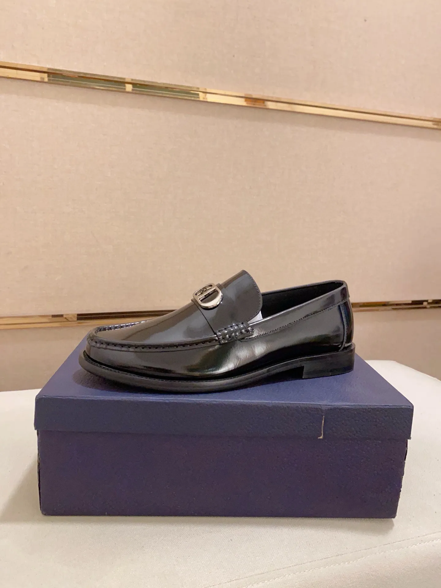 Men's shoes 💰: 560💰 High-end version of Dior Dior's new series. Famous actors and internet celebrities wear super popular designs. The sculptures of French artist Niki de Saint Phalle are designed as rings. Material: Imported original material ➕Painted cowhide Foot pads: cowhide Outsole: Rubber outsole Men's shoe size: 38~44 Can be customized to size 45